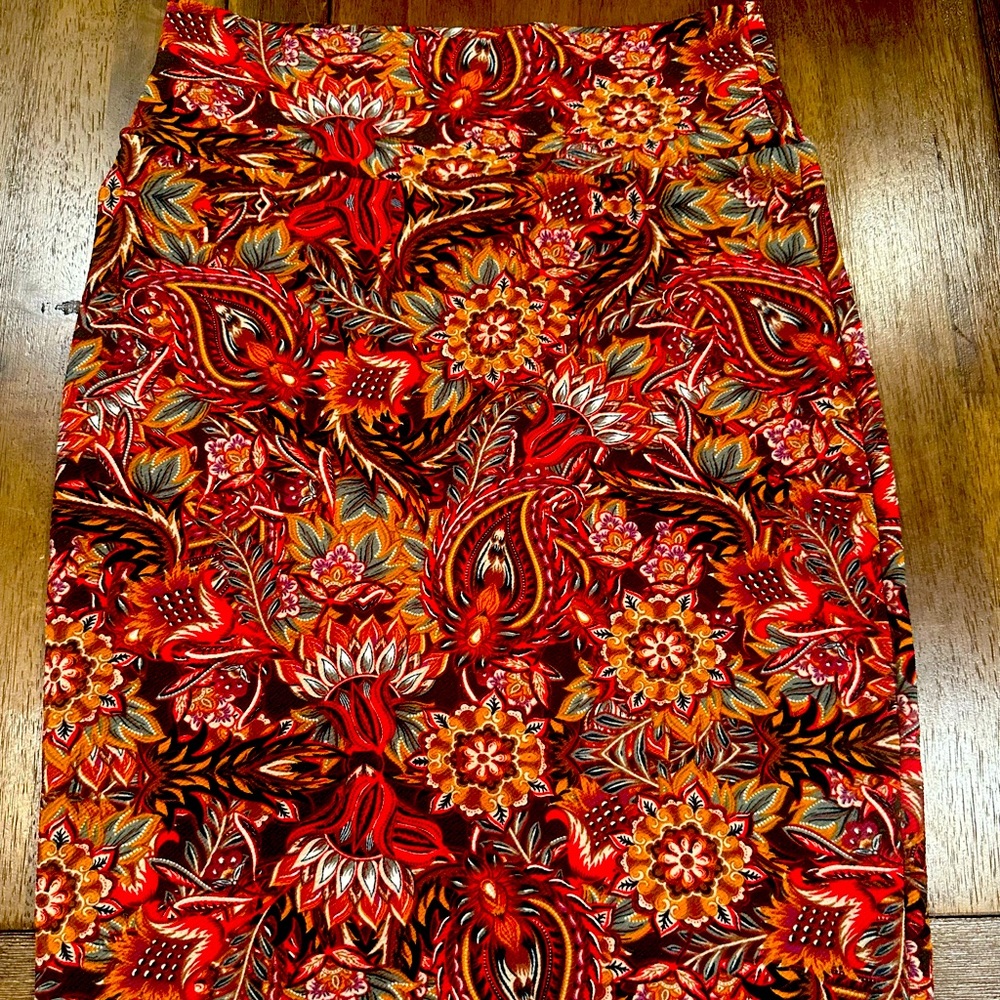 Lularoe Cassie Pencil Skirt size S (6-8)
Floral Patterned Skirt - Red and Brown